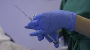 siringa nelle mani di un medico